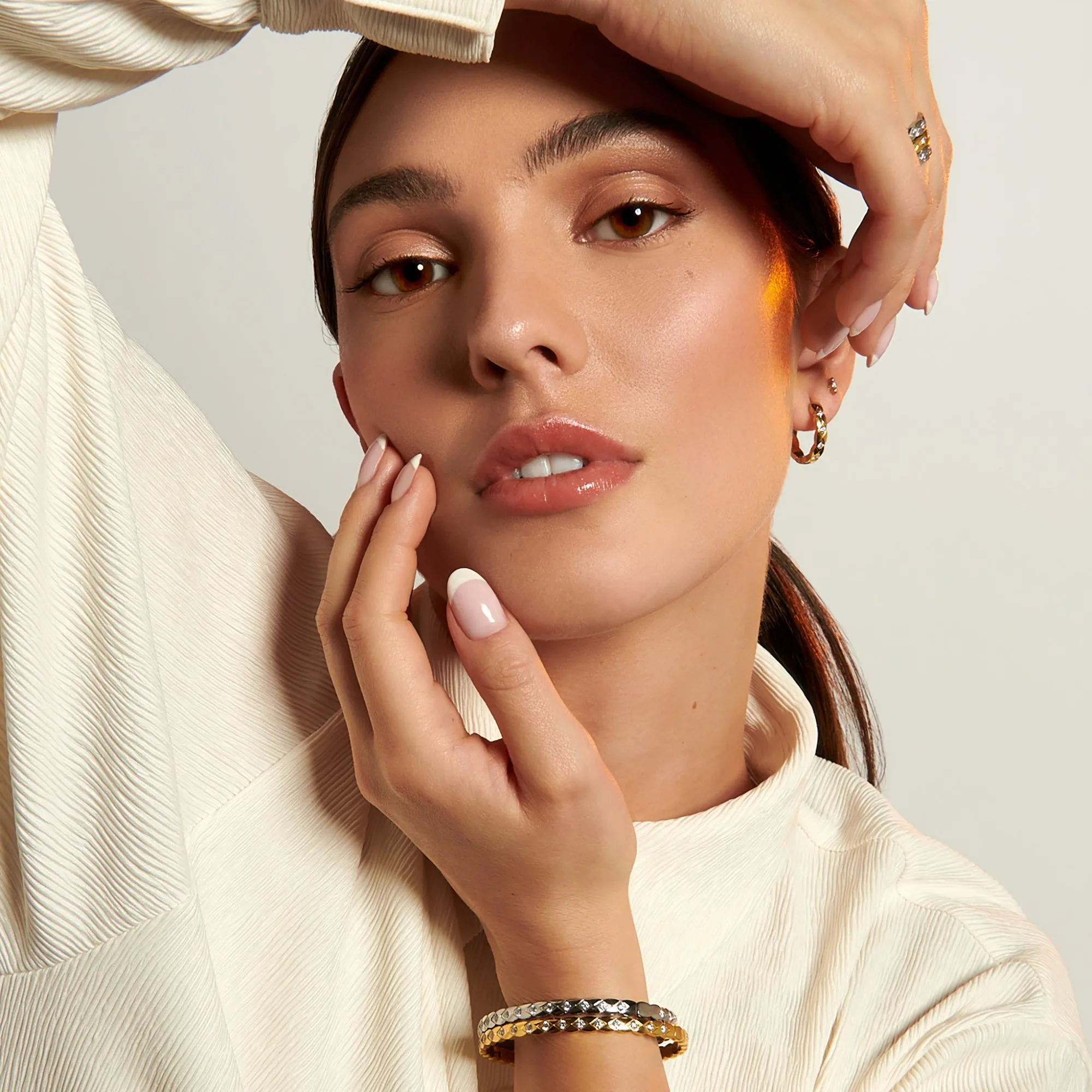 oreilles huggie couleur Bordeaux