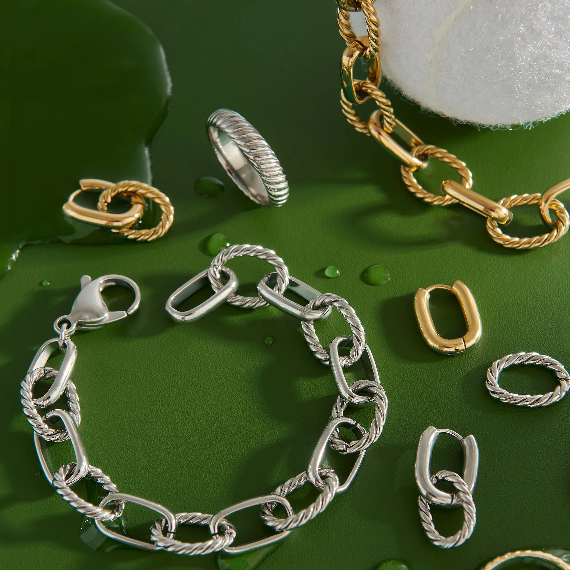 Cecilia Huggie Earrings tendance